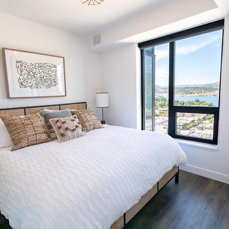 Awesome View 21 Two Bedroom One Bath Downtown Lake View Near Beach 킬로나 외부 사진