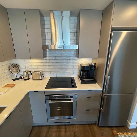 Awesome View 21 Two Bedroom One Bath Downtown Lake View Near Beach 킬로나 외부 사진