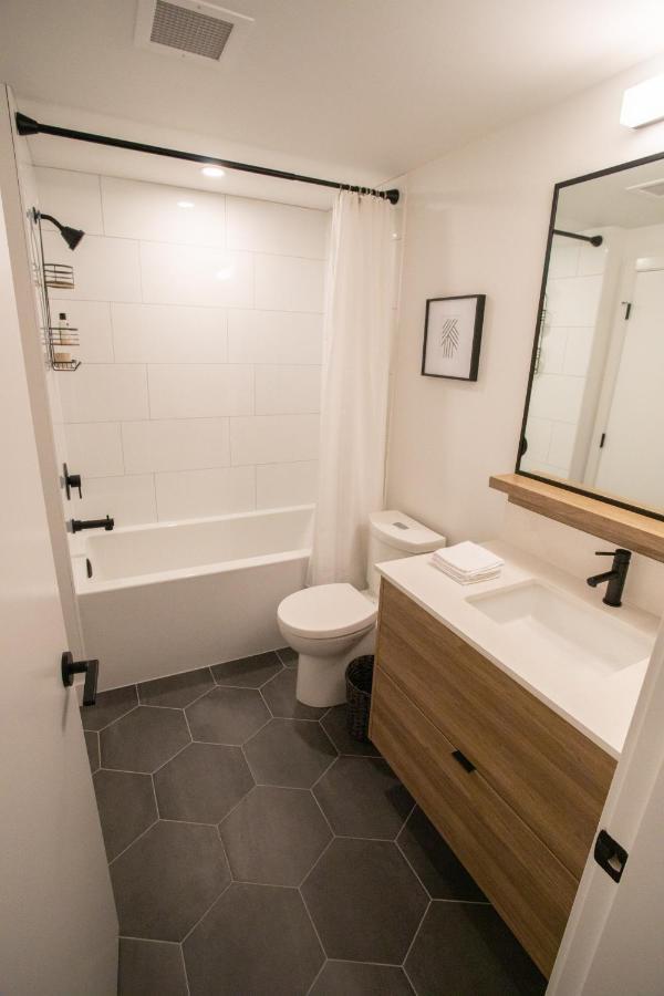 Awesome View 21 Two Bedroom One Bath Downtown Lake View Near Beach 킬로나 외부 사진
