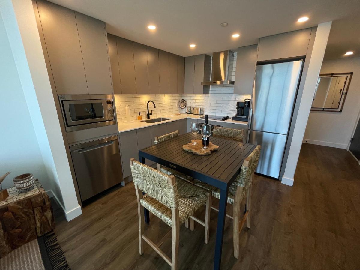 Awesome View 21 Two Bedroom One Bath Downtown Lake View Near Beach 킬로나 외부 사진