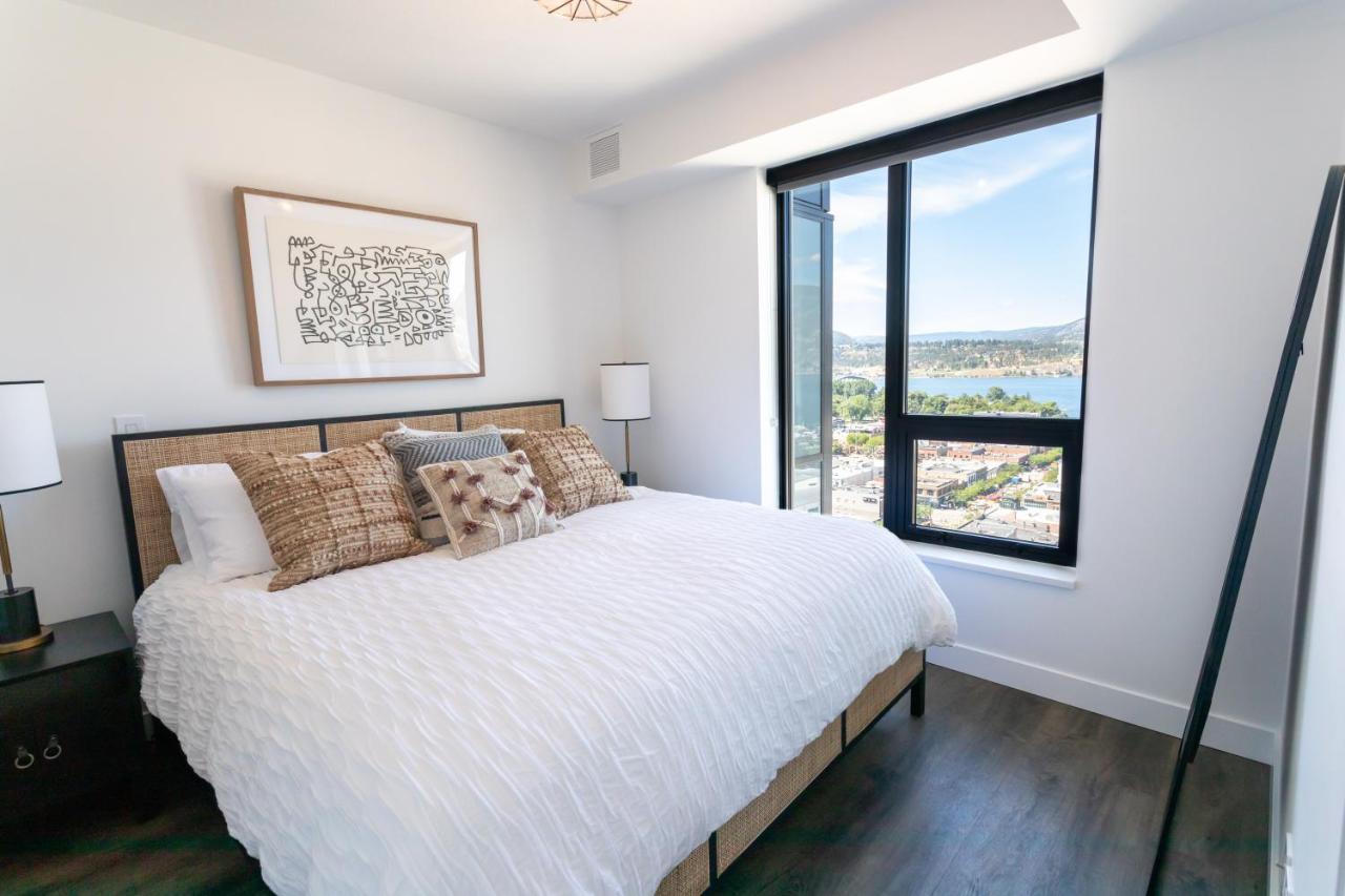 Awesome View 21 Two Bedroom One Bath Downtown Lake View Near Beach 킬로나 외부 사진