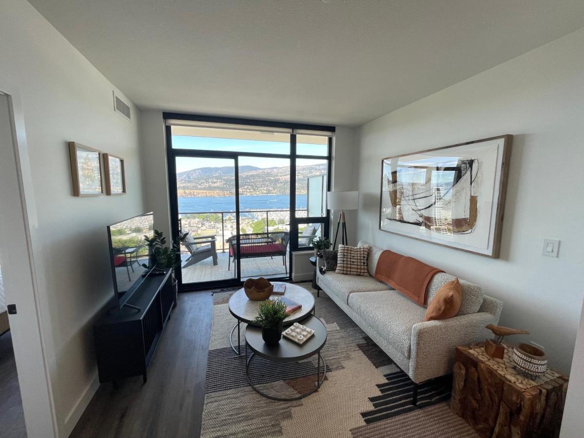 Awesome View 21 Two Bedroom One Bath Downtown Lake View Near Beach 킬로나 외부 사진