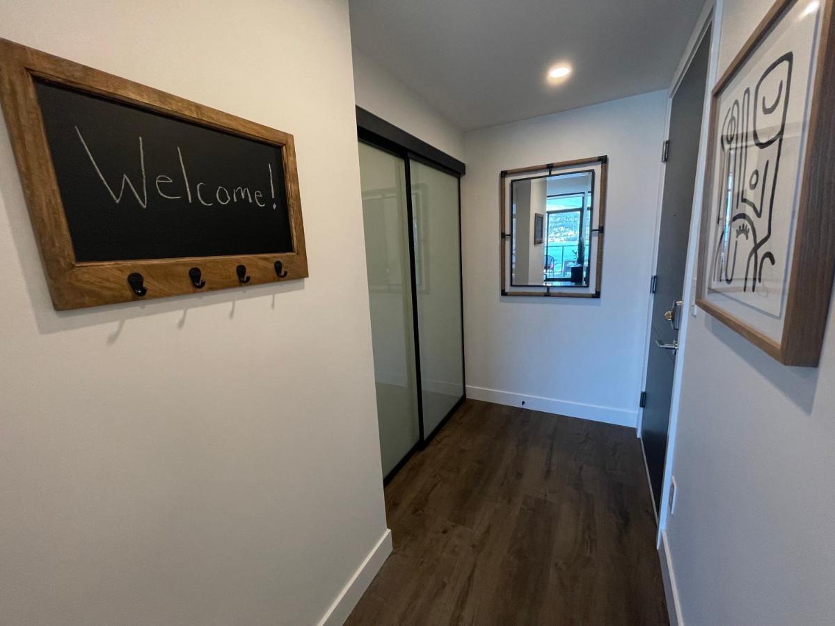 Awesome View 21 Two Bedroom One Bath Downtown Lake View Near Beach 킬로나 외부 사진