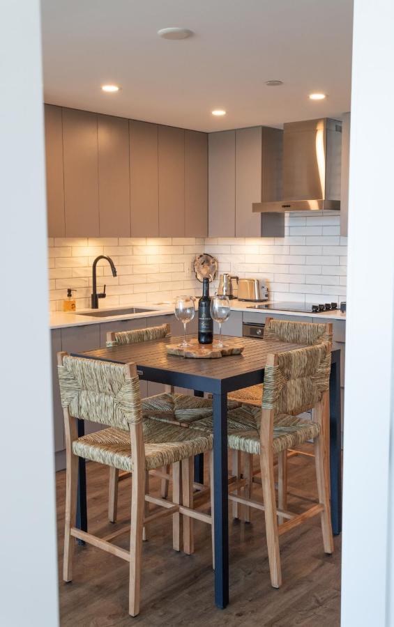 Awesome View 21 Two Bedroom One Bath Downtown Lake View Near Beach 킬로나 외부 사진