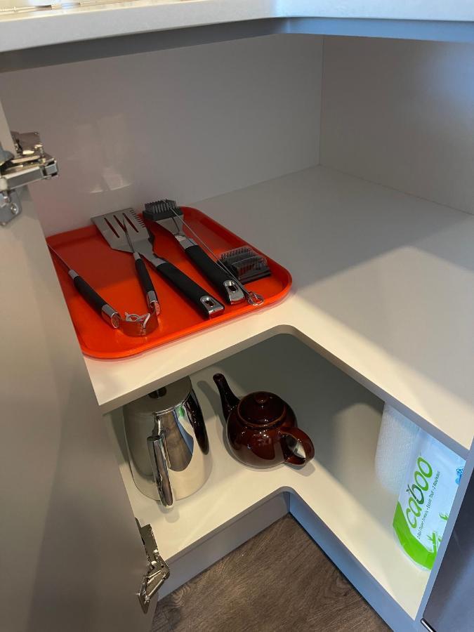 Awesome View 21 Two Bedroom One Bath Downtown Lake View Near Beach 킬로나 외부 사진