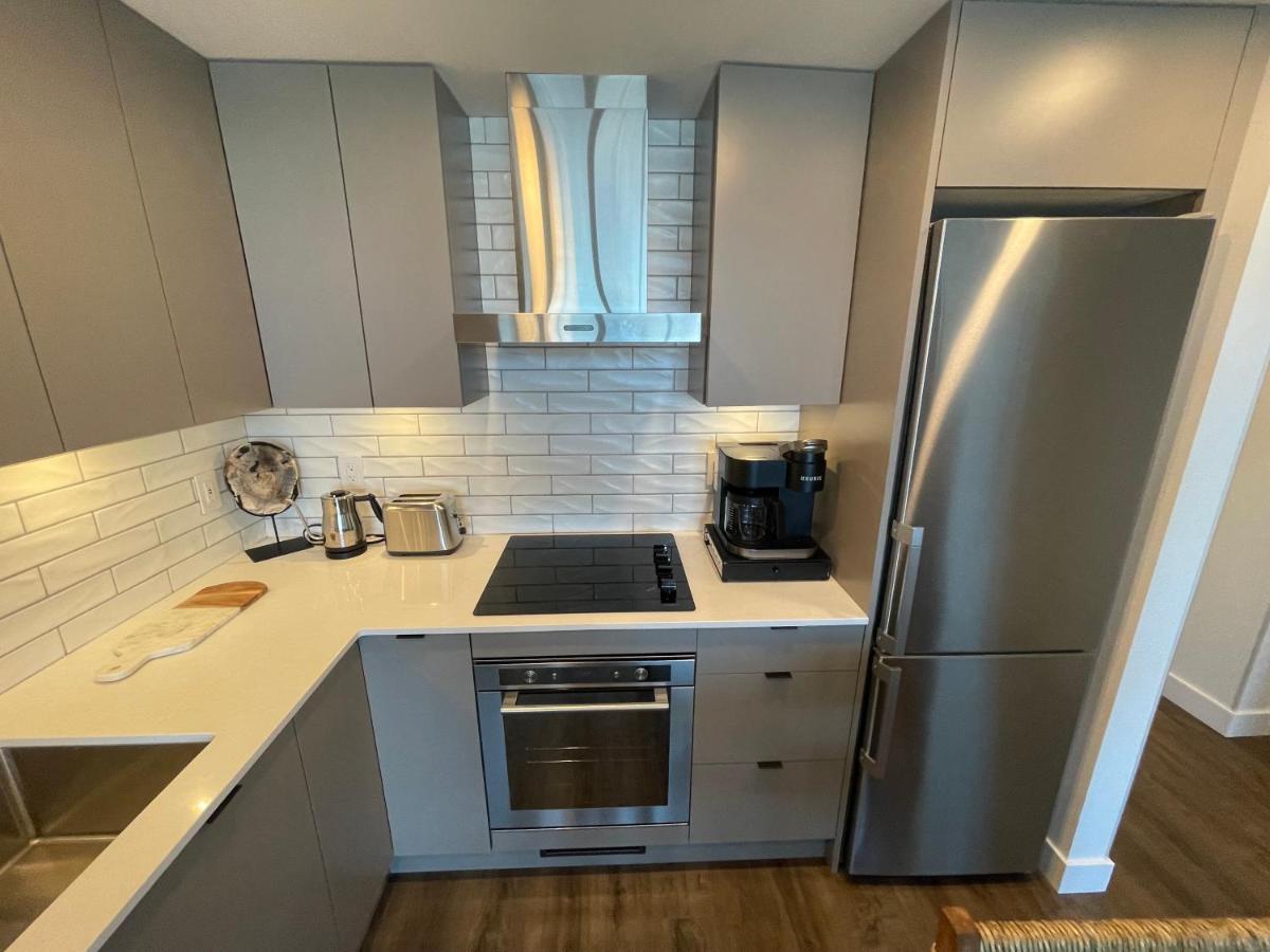 Awesome View 21 Two Bedroom One Bath Downtown Lake View Near Beach 킬로나 외부 사진
