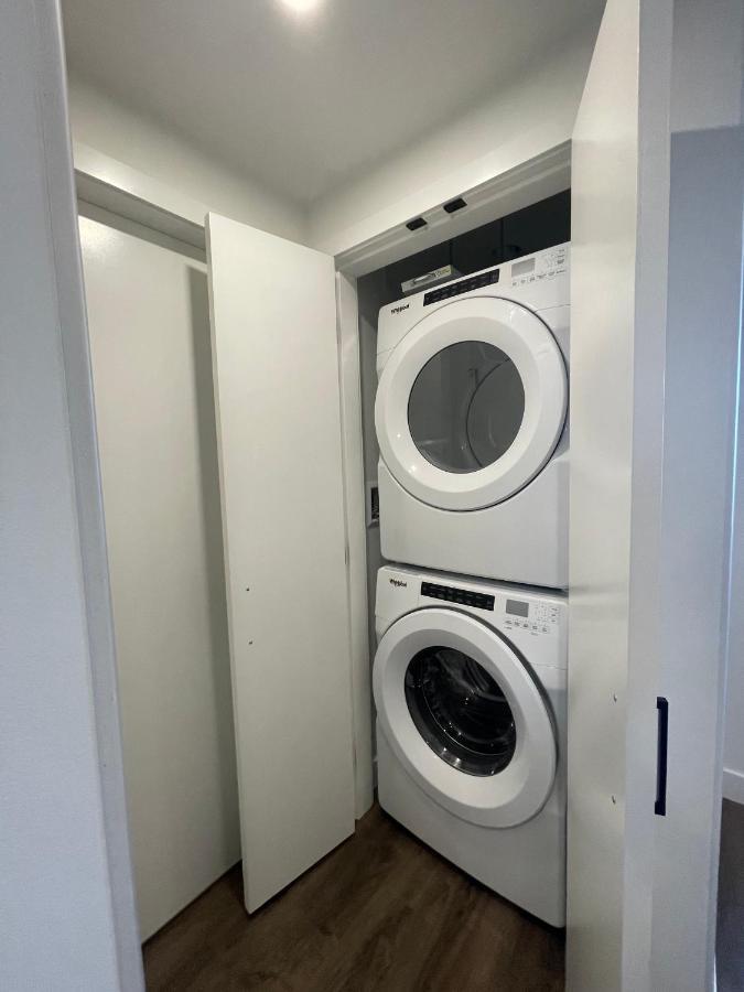 Awesome View 21 Two Bedroom One Bath Downtown Lake View Near Beach 킬로나 외부 사진
