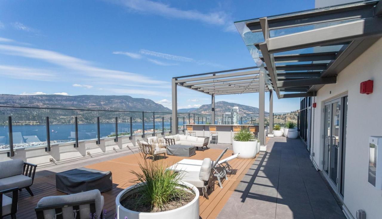 Awesome View 21 Two Bedroom One Bath Downtown Lake View Near Beach 킬로나 외부 사진