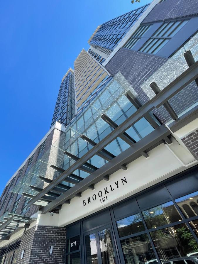 Awesome View 21 Two Bedroom One Bath Downtown Lake View Near Beach 킬로나 외부 사진
